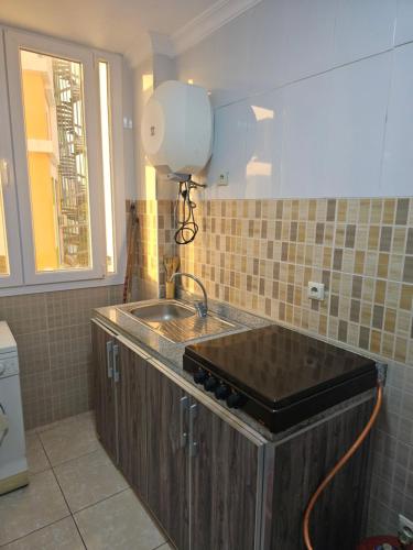 une cuisine avec un évier et une fenêtre dans l'établissement Casa Luna, à Tetouan