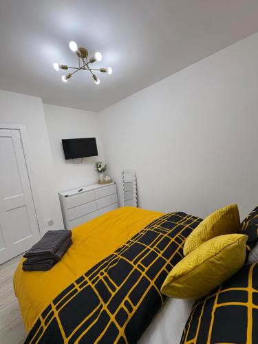 Postel nebo postele na pokoji v ubytování Cozy 3 Bed Home, Free Parking 8 min to City Centre