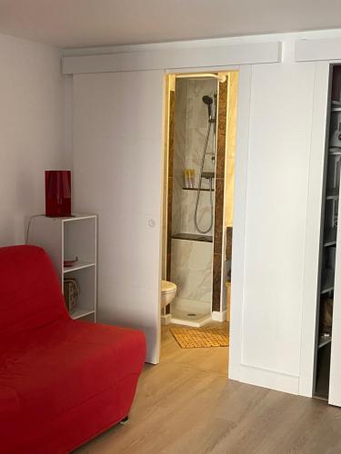 a living room with a red couch and a shower at A Macina in Brando