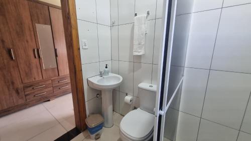 Bilik mandi di Pousada Sol Nascente Ametista do Sul
