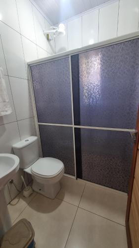 Bilik mandi di Pousada Sol Nascente Ametista do Sul