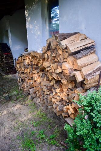 a pile of wood on the side of a house at Komfortowe przestronne pokoje z prywatnymi łazienkami blisko Warszawy i Suntago in Milanówek