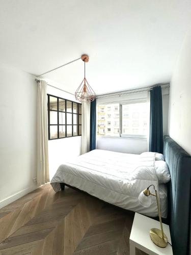 une chambre avec un lit et une fenêtre dans l'établissement Appartements Paris Expo Versailles, à Paris