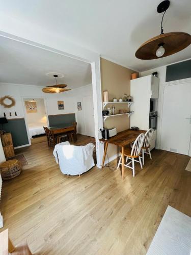 un salon avec une table et une salle à manger dans l'établissement Appartement 2 pièces centre historique du Croisic, au Croisic