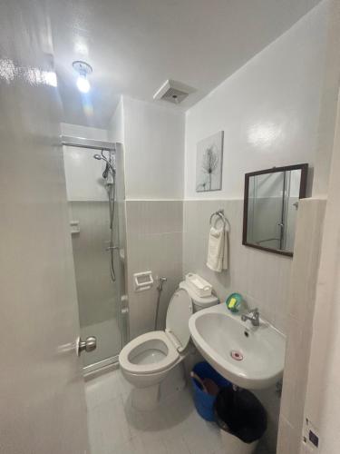 Ένα μπάνιο στο Smart Choice Condo Hotel