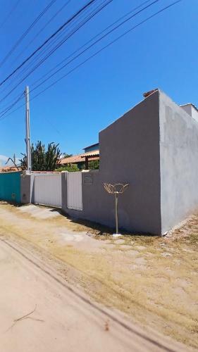 a building on the side of a road at Casa de Praia em Unamar Cabo Frio 6 pessoas in Cabo Frio