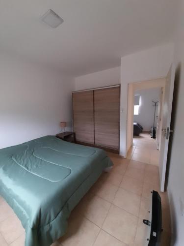 a bedroom with a green bed in a room at La Cañada in Juana Koslay 