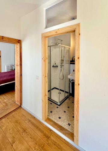 Koupelna v ubytování Oswald Hempel 5 Zimmermaisonette und 3 Zimmer Loftwohnung