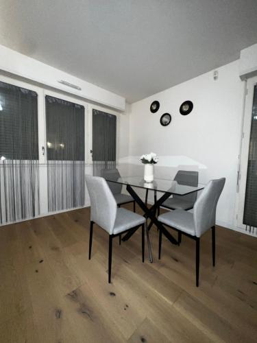 une salle à manger avec une table et des chaises dans l'établissement Apparemment Cosy proximité, à Saint-Denis