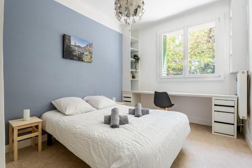 une chambre avec un lit avec deux ours en peluche dessus dans l'établissement Au calme, proche du Stade Velodrome, plages et métro, à Marseille