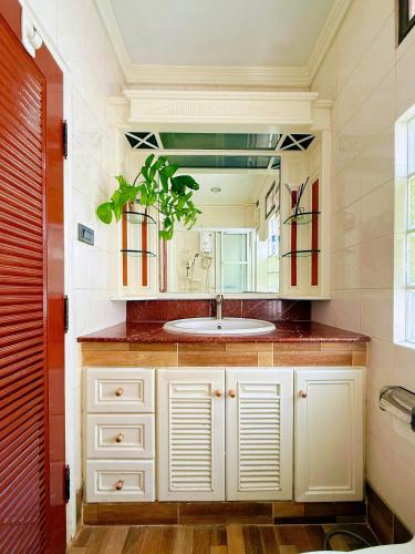 a bathroom with a sink and a mirror at Regalohome Br in Bangkok