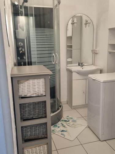 une salle de bain avec douche et lavabo dans l'établissement EMPLACEMENT IDEAL, CLIM Appart Maisonnette 4p , au pied de la plage et du Lydia, au Barcarès