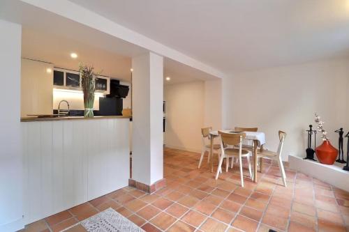 une cuisine et une salle à manger avec une table et des chaises dans l'établissement Superbe maison de vacances-Antibes, à Antibes