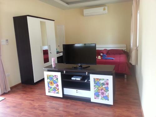 Μια τηλεόραση ή/και κέντρο ψυχαγωγίας στο Khanom Garden Suite