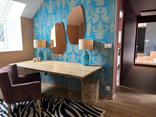 vestidor con mesa y silla en La Longère - Gîte 4 étoiles, en Alleyrat