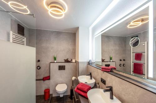 a bathroom with two sinks and a mirror at Fewo Resaleen in Öhningen