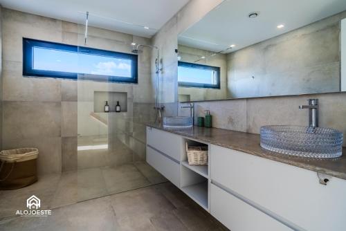 Un baño con lavabo y ducha en Can Sony - Quaint Villa by the Ocean with Pool, en Ericeira