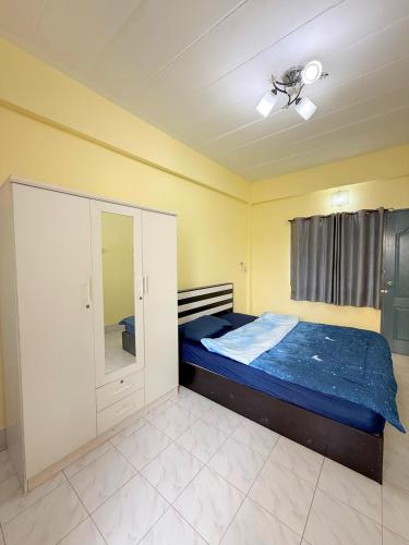 una camera da letto con un letto e un ventilatore a soffitto di brk บีอาร์เค ดอนเมือง เมืองทอง a Bangkok