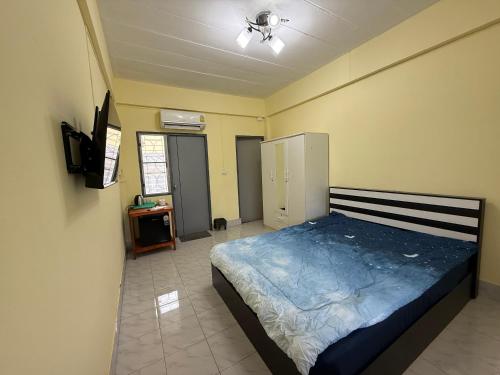 a bedroom with a bed and a ceiling fan at brk บีอาร์เค ดอนเมือง เมืองทอง in Bangkok