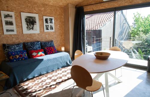 une chambre avec un lit et une table avec des chaises dans l'établissement Maison colorée dans un jardin, à Gaillac