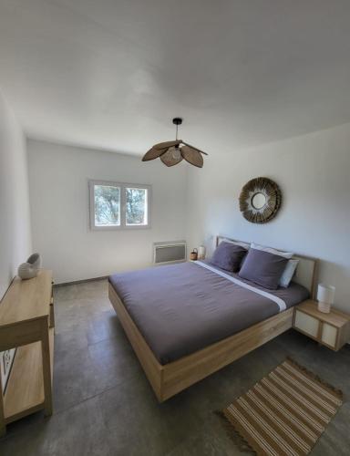 une chambre avec un lit et un ventilateur de plafond dans l'établissement Casa Orizonte, Viggianello, à Viggianello