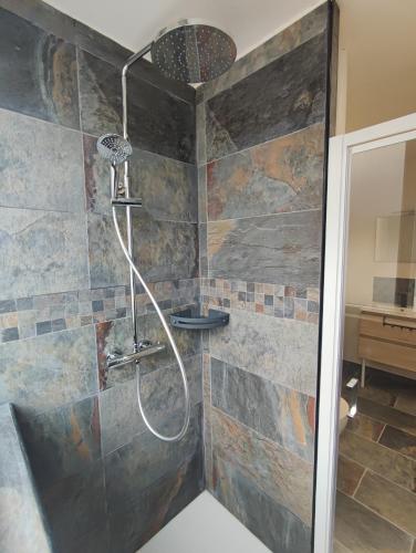 une douche avec pommeau de douche dans une salle de bain dans l'établissement Studio Carentan, à Carentan