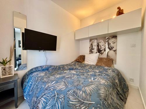une chambre avec un lit et une télévision à écran plat dans l'établissement Logement de plein pied tout confort, au Barcarès