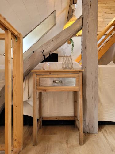 a bed room with a table and a bunk bed at Le studio in Spa