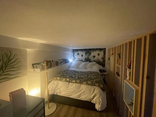 - une chambre avec un lit et une lampe dans l'établissement Appart 18esiecle proche Centre Ville Pierre Plantes Bohéme LGBT, à Bordeaux