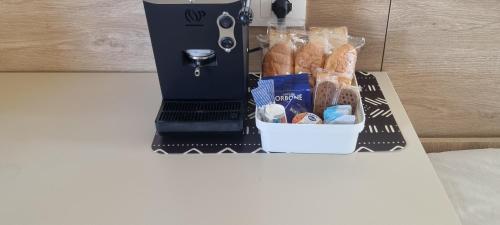 Příslušenství pro přípravu čaje a kávy v ubytování 4Rooms