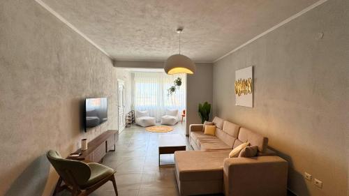 TV o dispositivi per l'intrattenimento presso Anemos Deluxe Poseidi Apartments