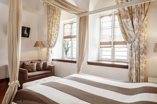 a bedroom with a bed and a couch and windows at Despotiko in Portariá