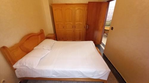 Ένα ή περισσότερα κρεβάτια σε δωμάτιο στο Appartement avec cours au centre ville