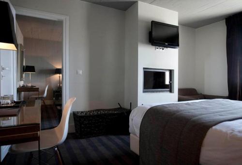 a hotel room with a bed and a desk at Despotiko in Portariá
