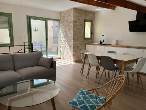 un salon avec un canapé et une table dans l'établissement Maison Gruissan village, à Gruissan