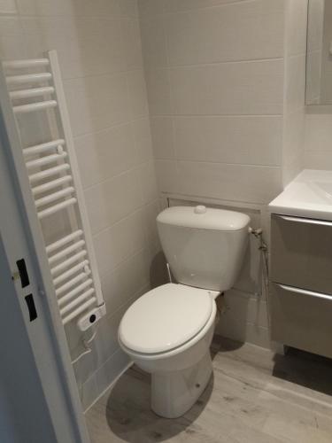 une salle de bain avec des toilettes blanches et un lavabo dans l'établissement Studio Peyrou Arceaux, à Montpellier