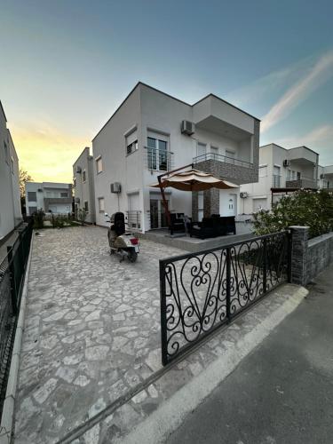 Budova, kde se vila nachází