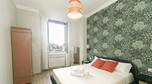 een slaapkamer met een bed met twee handdoeken erop bij Dimora dell'Opera Genova centro in Genua