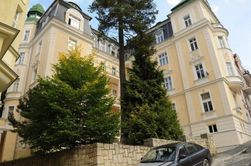 Luxurious apartment above the Colonade