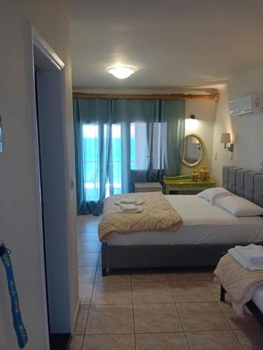 Hotel Assini Beach Toloにあるベッド