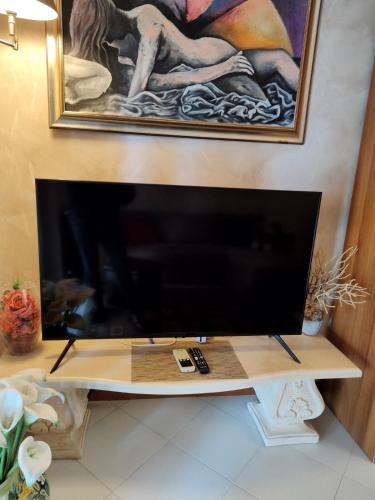 a flat screen tv sitting on top of a table at CasaF - Appartamento con parcheggio privato in Velletri