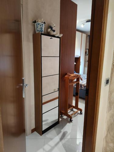a room with a cabinet with drawers and a table at CasaF - Appartamento con parcheggio privato in Velletri