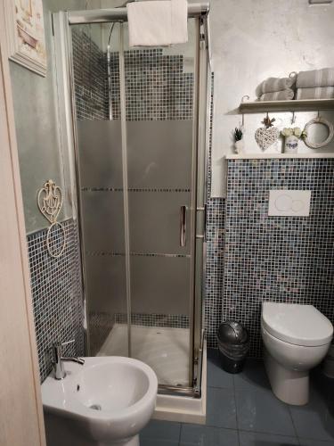 a bathroom with a shower and a toilet and a sink at CasaF - Appartamento con parcheggio privato in Velletri