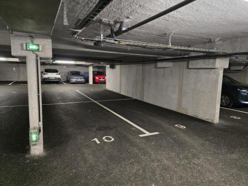 un parking avec des voitures garées dans un garage dans l'établissement Appartement Lavoisier, à La Rochelle