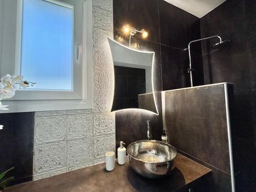 a bathroom with a bowl sink and a window at Elios Serenity House in Neo Klima