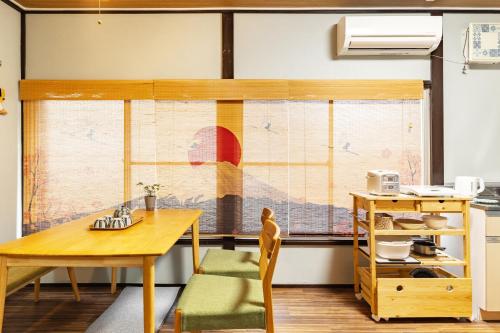 東京にある爵士猫东京一栋日式民宿のテーブルと窓のあるダイニングルーム