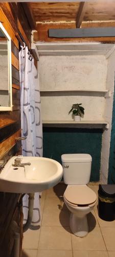 a bathroom with a toilet and a sink at Hostel Ximbal in Bacalar