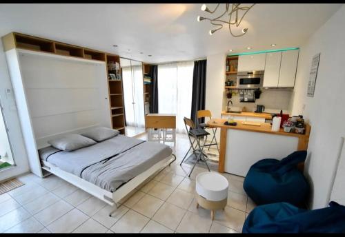 une chambre avec un lit et une cuisine avec une table dans l'établissement Studio toit terrasse, à La Grande Motte