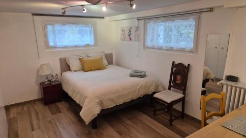 a small bedroom with a bed and a chair at Chambres meublées Sdb Wc et accès privatifs - Suite familiale in Champigny-sur-Marne