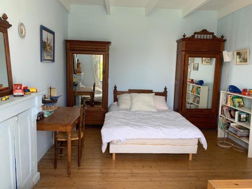 une chambre avec un lit, une table et un bureau dans l'établissement Maison des Dunes, à Plobannalec-Lesconil